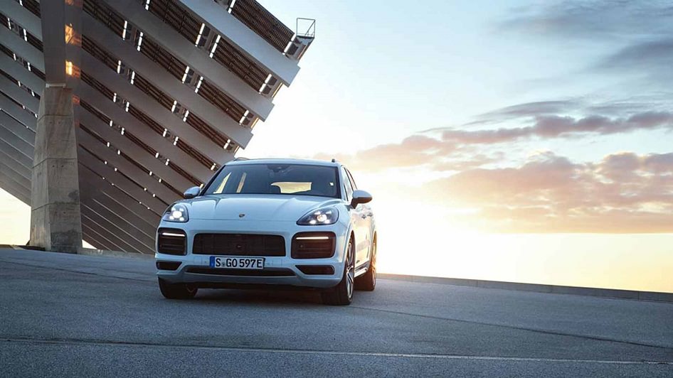 Porsche Unveils the New Hybrid Cayenne 2019!